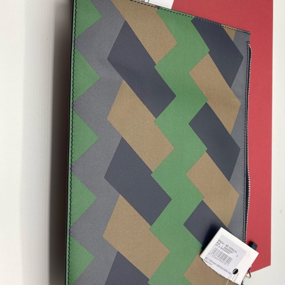 Ferragamo Men’s Geometric Leather pouch - Picture 3 of 7